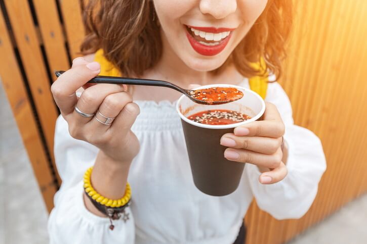 スープを飲む女性