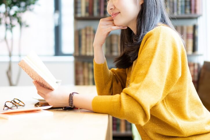 ブックカフェを利用する女性