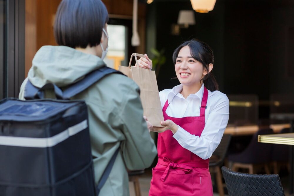 配達員に荷物を渡す